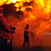 Nous discutons de la prévention de la propagation du feu dans la pièce, ainsi que des matériaux ignifuges pour les murs