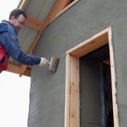 Stuc de la façade de la maison, pour la décorer et prolonger la durée de vie