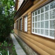 Finir la maison en rondins à l'intérieur et à l'extérieur