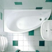 Finition d'une petite salle de bain avec différents matériaux