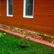 Face à la fondation d'une maison en bois ou sur une fondation pourrie, la maison ne résistera pas