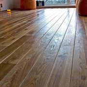 Comment peindre un plancher en bois dans le pays: recommandations pour la sélection des peintures et vernis