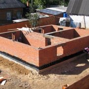 Finition des murs de briques d'un bain public ou d'un bâtiment pour la postérité