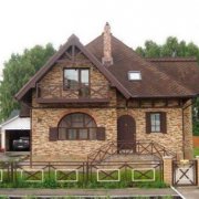 Maison en bois: revêtement en pierre - pratique et fabuleux