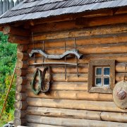 Un mur en bois, dans le cadre de l'habitat vert - nous construisons nous-mêmes une maison en bois