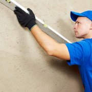 Enduit intérieur des murs en béton cellulaire: comment choisir et appliquer le mortier