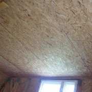 Décorer le plafond avec des tuiles OSB: règles de mise en œuvre