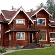 Finition extérieure d'une maison en bois: choisissez le matériau