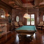 Comment est décorée la salle de billard en bois