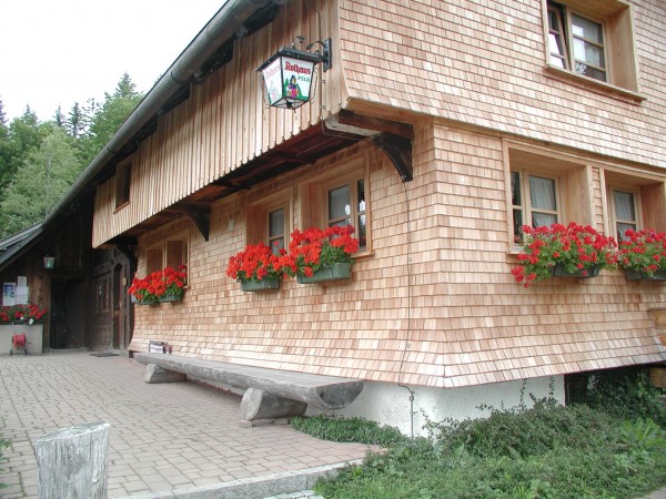 Façade de tuiles en bois