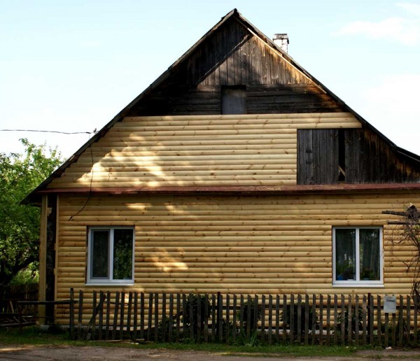 Finir une maison en bois avec une maison en bloc