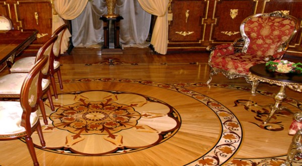 Parquet floor ng isang kahoy na salas na gawa sa bahay