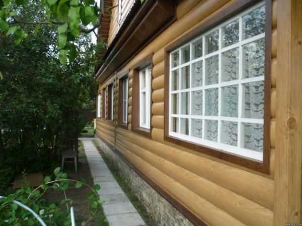 Façade d'une maison en rondins