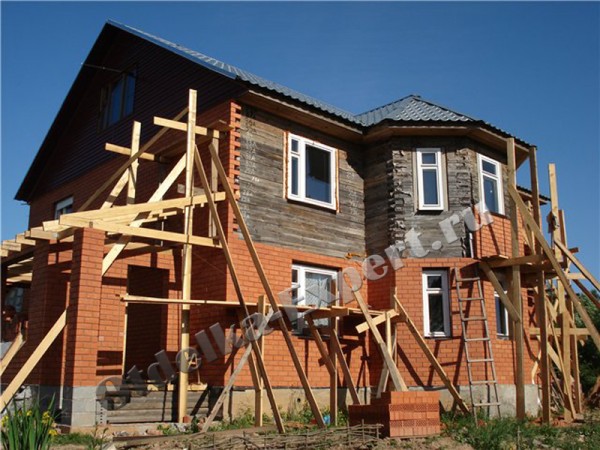 La structure en bois est recouverte de briques décoratives.