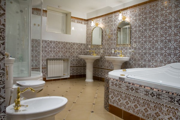 Salle de bain dans une maison en brique