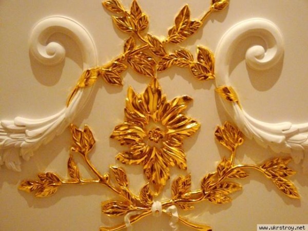 Feuille d'or à décor de stuc