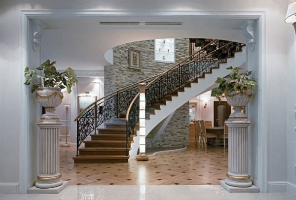 Colonnes de stand dans le hall de la maison