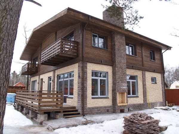 Le revêtement avant combiné d'une maison en bois