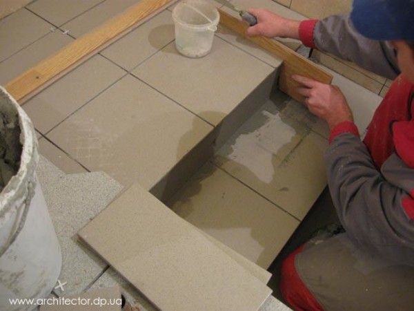 Face aux marches d'un escalier en béton avec grès cérame