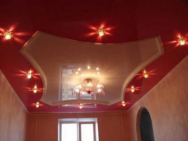 Plafond dans le salon de deux niveaux