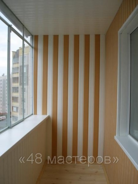 Face au balcon en plastique: praticité et design agréable