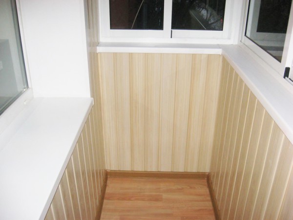 Balcon avec boiseries PVC.