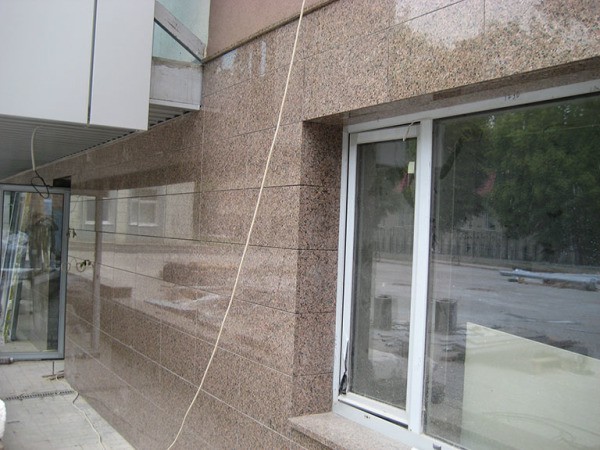 Décoration de façade avec carreaux de marbre