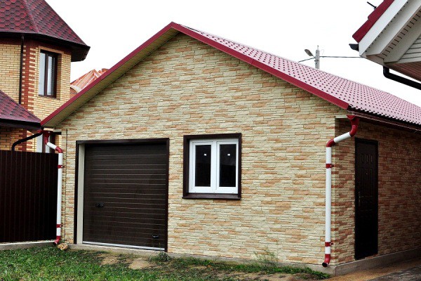 Garage, bordé de panneaux thermiques en pierre