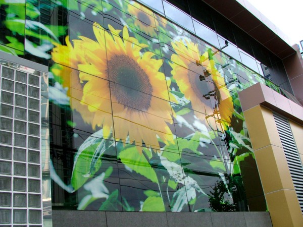 Parement avec un carreau de céramique d'une façade: panneau