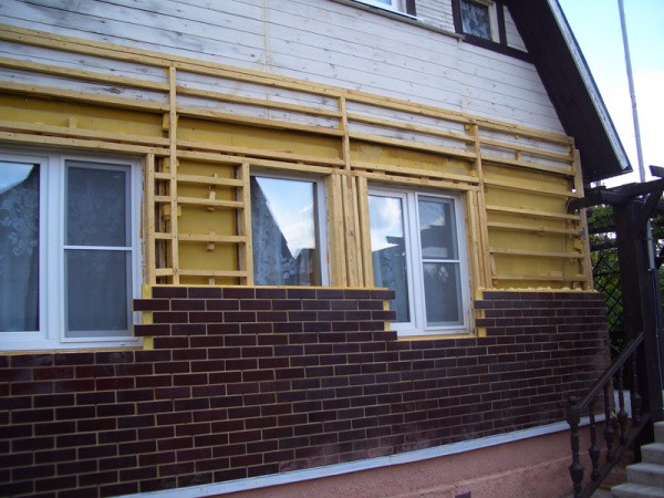 Installation de panneaux thermiques sur une caisse en bois