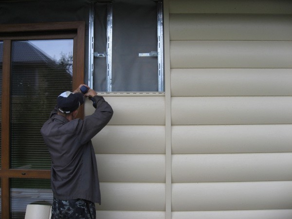 Face aux murs des maisons avec parement