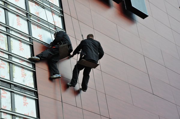 Le travail des installateurs sur la façade