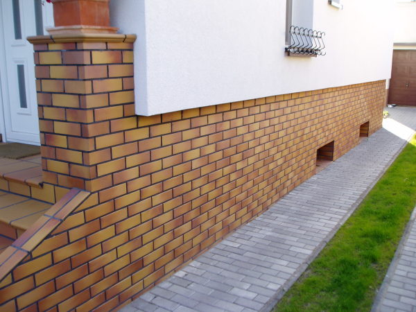 Face à la base avec des carreaux de céramique