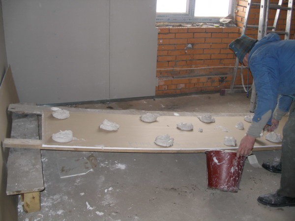 Technologie des cloisons sèches pour les murs: montage adhésif