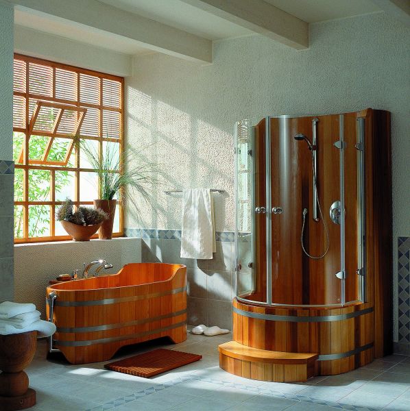 Plâtre décoratif et carrelage dans la salle de bain