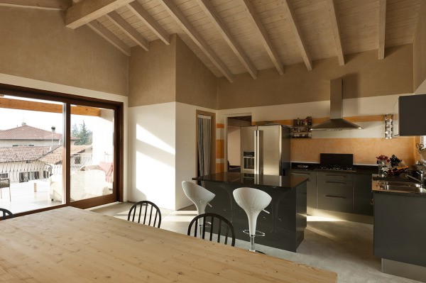 Intérieur d'une maison en bois avec peinture en plaques de plâtre