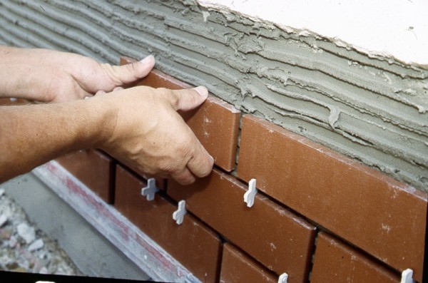 Montage de carreaux: contrôle de l'épaisseur des joints