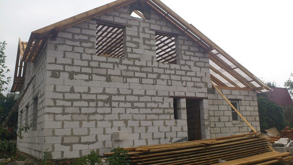 Maison de blocs de mousse attendant la fin du retrait