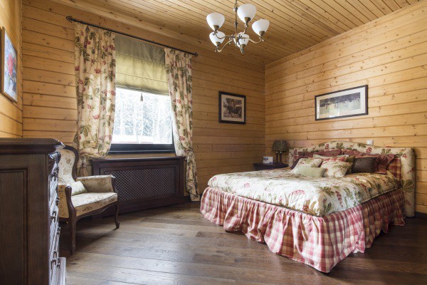 Le plafond de la maison en bois, ourlé par une doublure