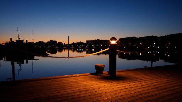 Vue sur la baie la nuit