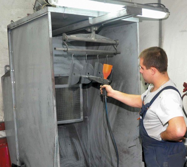 Peinture en poudre auto-appliquée dans une petite chambre et les conditions d'un garage ou petit atelier