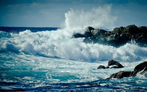 Vagues s'écrasant sur les rochers