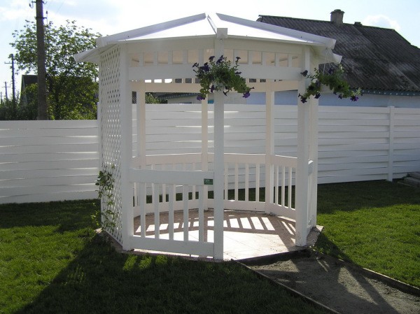 Gazebo peint avec de la peinture en caoutchouc