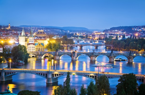 Ang mural ng pader na tinatanaw ang mga tulay ng gabi ng Prague