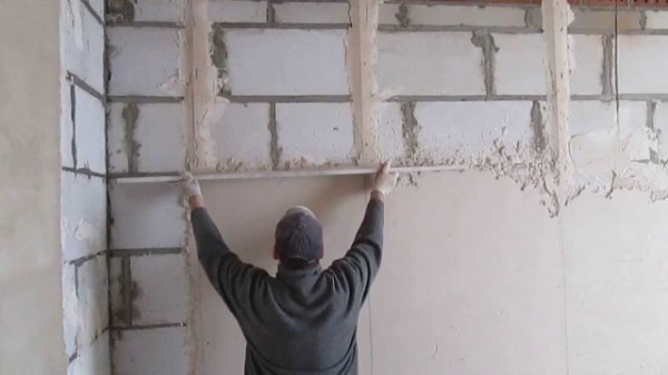 Mettre du plâtre sur des blocs de mousse