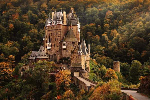 Château allemand d'Eltz entouré de forêts