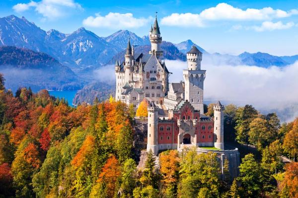 Château allemand de Neuschwanstein à l'automne