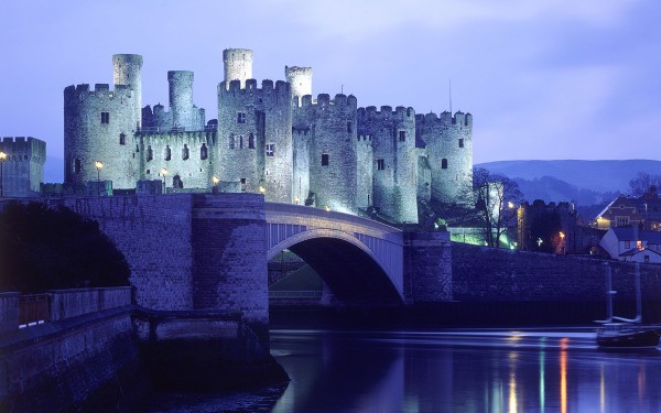 Château de Conwy anglais illuminé la nuit