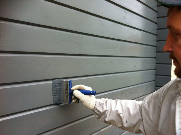 Peindre un mur en bois