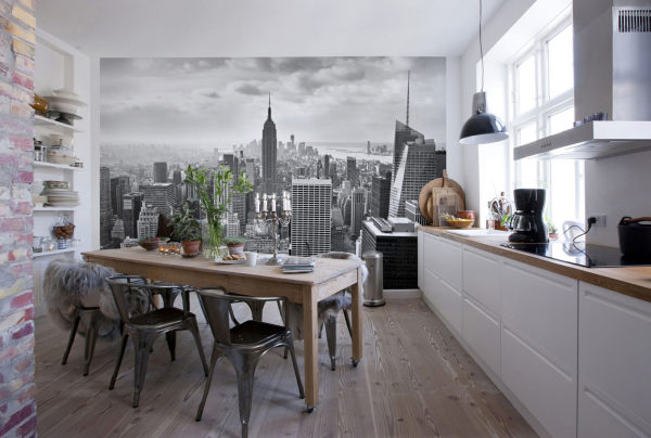 Vue sur la ville en noir et blanc dans la cuisine de style loft